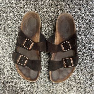 Brown suede Birkenstock’s